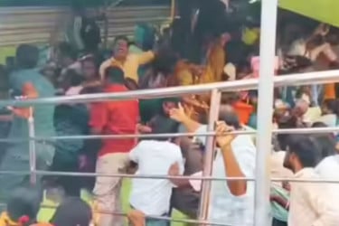 ভারতে মন্দিরে পদদলিত হয়ে নিহত ১২, আহত অনেকে