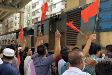 ৮ দফা দাবিতে মগবাজারে ২ ঘণ্টা ট্রেন আটকে বিক্ষোভ