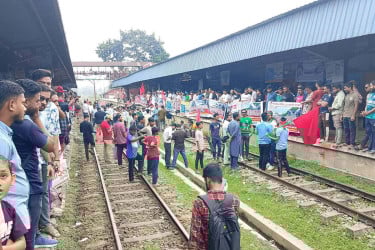 সিলেটে আট দফা দাবিতে রেলপথ অবরোধ