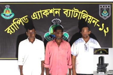 সিরাজগঞ্জে ৯৪ কেজি ওজনের কষ্টি পাথরের মূর্তিসহ তিন পাচারকারী গ্রেপ্তার