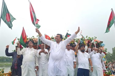 গাজীপুরে নদীপথে ব্যারিস্টার ইশরাক সিদ্দিকীর শোভাযাত্রা ও গণসংযোগ