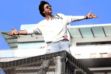 হোটেলে রুম না পেয়ে থাকতে চাইলেন মান্নাতে, ভক্তকে শাহরুখের জবাব