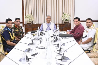 প্রধান উপদেষ্টার সঙ্গে তিন বাহিনী প্রধানের সাক্ষাৎ, নির্বাচন প্রস্তুতি নিয়ে আলোচনা