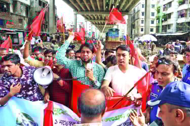 আট দাবিতে ট্রেন আটকে বিক্ষোভ