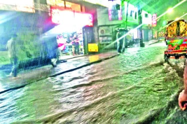 মুষলধারে বৃষ্টিতে নগরবাসীর ভোগান্তি