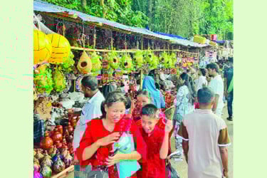 পাহাড়ি মেলায় মানুষের আনন্দ উচ্ছ্বাস