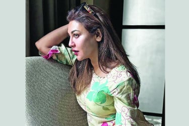 মুগ্ধতায় জয়া