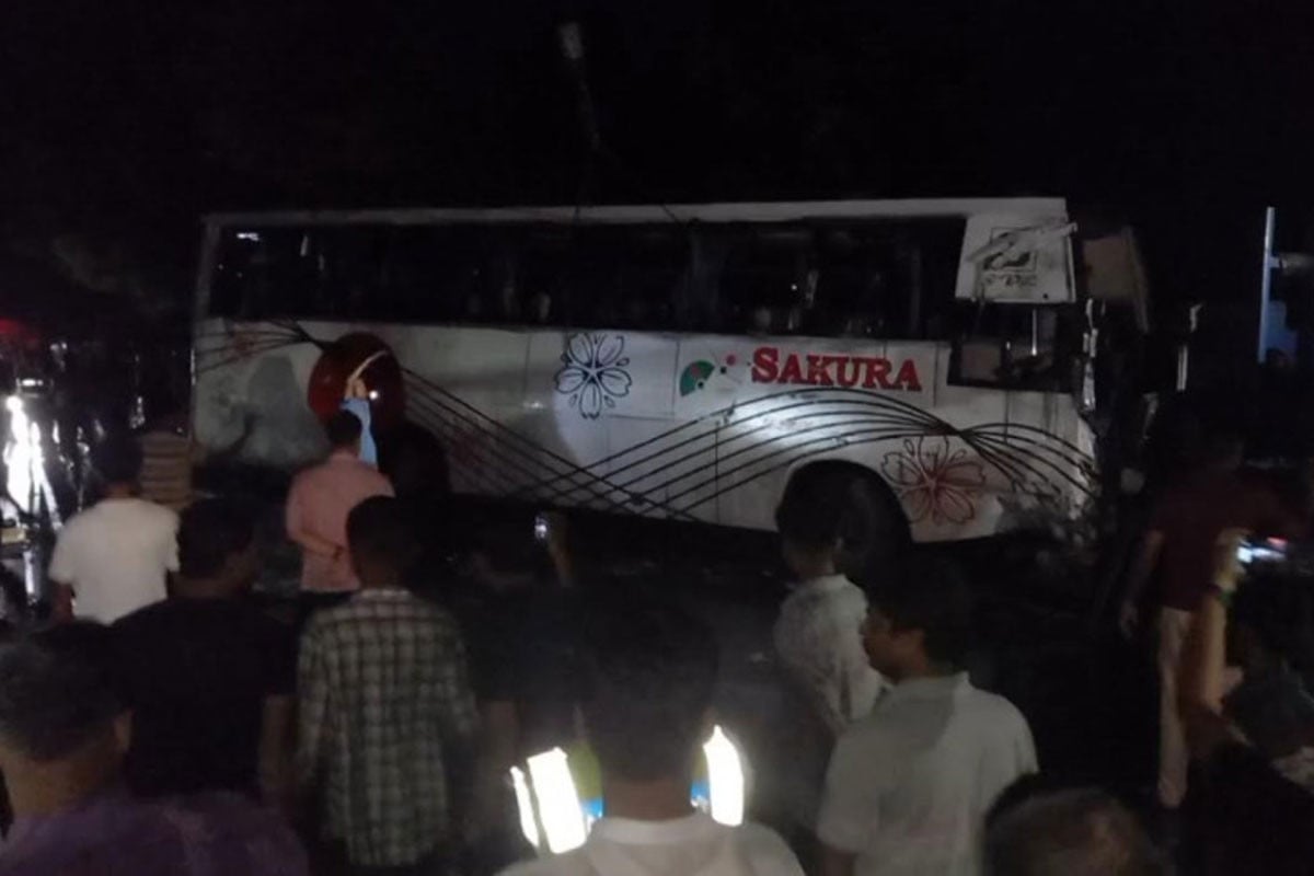 প্রবল বৃষ্টিতে এক্সপ্রেসওয়েতে উল্টে গেল বাস