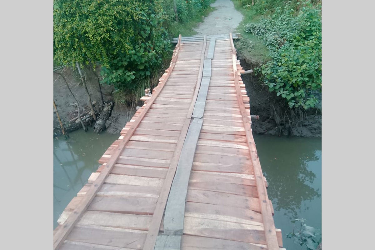 বিএনপি নেতার অর্থায়নে কাঠের সেতু, ৬ হাজার মানুষের দুর্ভোগ লাঘব