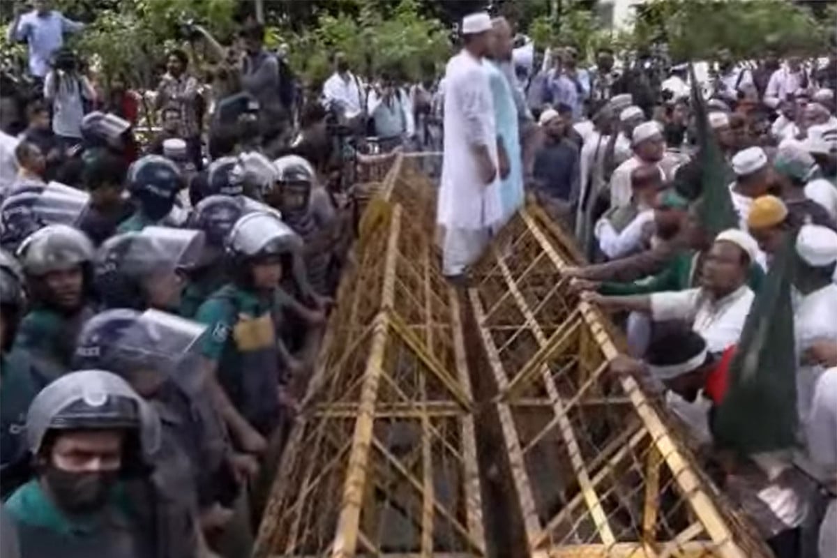 ইবতেদায়ি শিক্ষকদের যমুনা অভিমুখী লংমার্চে পুলিশের বাধা