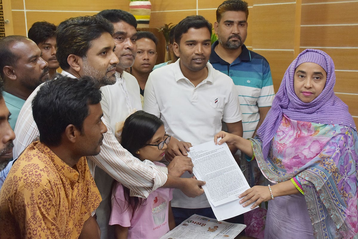 বালিয়াকান্দি থানার সাবেক ওসিকে গ্রেফতারের দাবিতে স্মারকলিপি