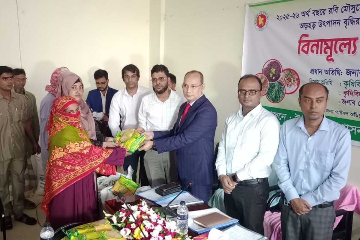 সিরাজগঞ্জে ৮ হাজারেরও বেশি কৃষকের মাঝে বিনামূল্যে বীজ ও সার বিতরণ