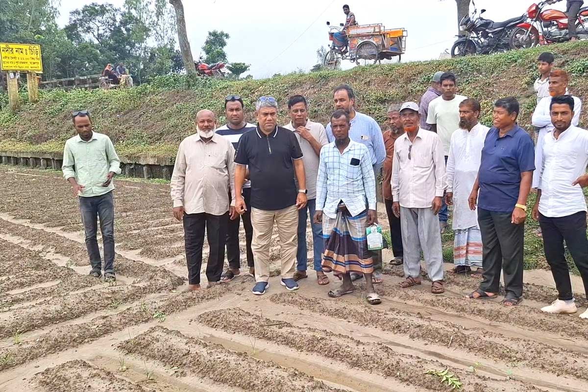 জয়পুরহাটে ক্ষতিগ্রস্ত কৃষকদের পাশে বিএনপি নেতা