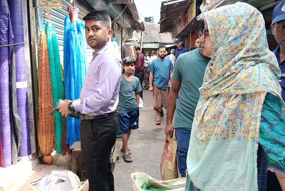 চাঁদপুরে নিষিদ্ধ পলিথিন জব্দ, জরিমানা