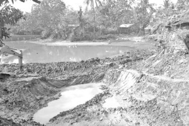 প্রভাবশালীর পুকুর খনন, বসতবাড়ি ধসের আতঙ্কে চার পরিবার