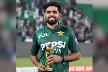 কোহলির রেকর্ড ভেঙে শীর্ষে বাবর