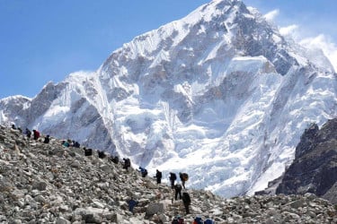 এভারেস্টে টানা তুষারপাত, আটকা পড়েছেন শতাধিক পর্যটক