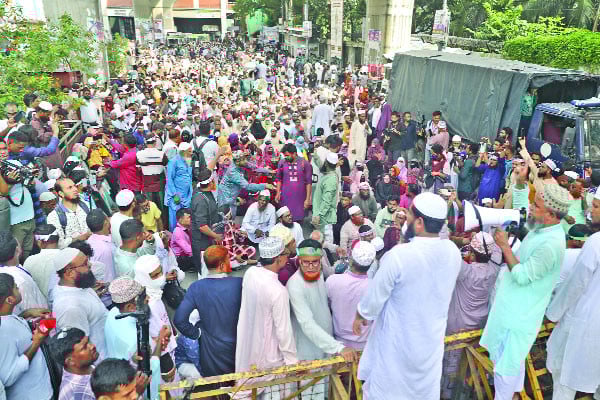 ইবতেদায়ি শিক্ষকদের রাস্তায় অবস্থানে যানজট-ভোগান্তি