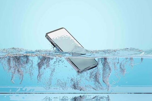 ফোনের চার্জিং পোর্টে পানি! রইল কার্যকর সমাধান