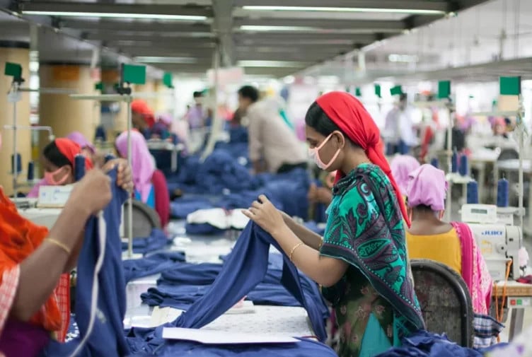 পোশাকের কার্যাদেশ চলে যাচ্ছে অন্য দেশে