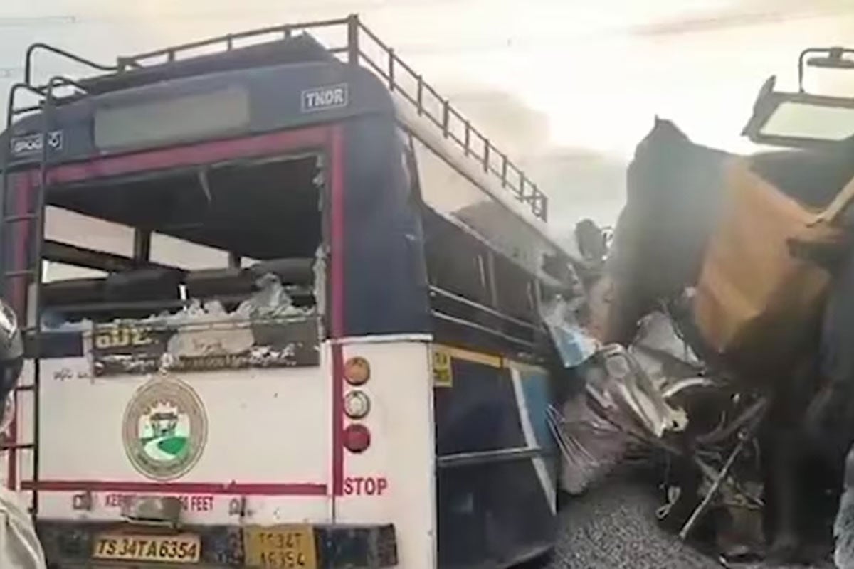 রং সাইড দিয়ে আসা ট্রাকের ধাক্কায় ছিন্নভিন্ন বাস, নিহত বেড়ে ১৯