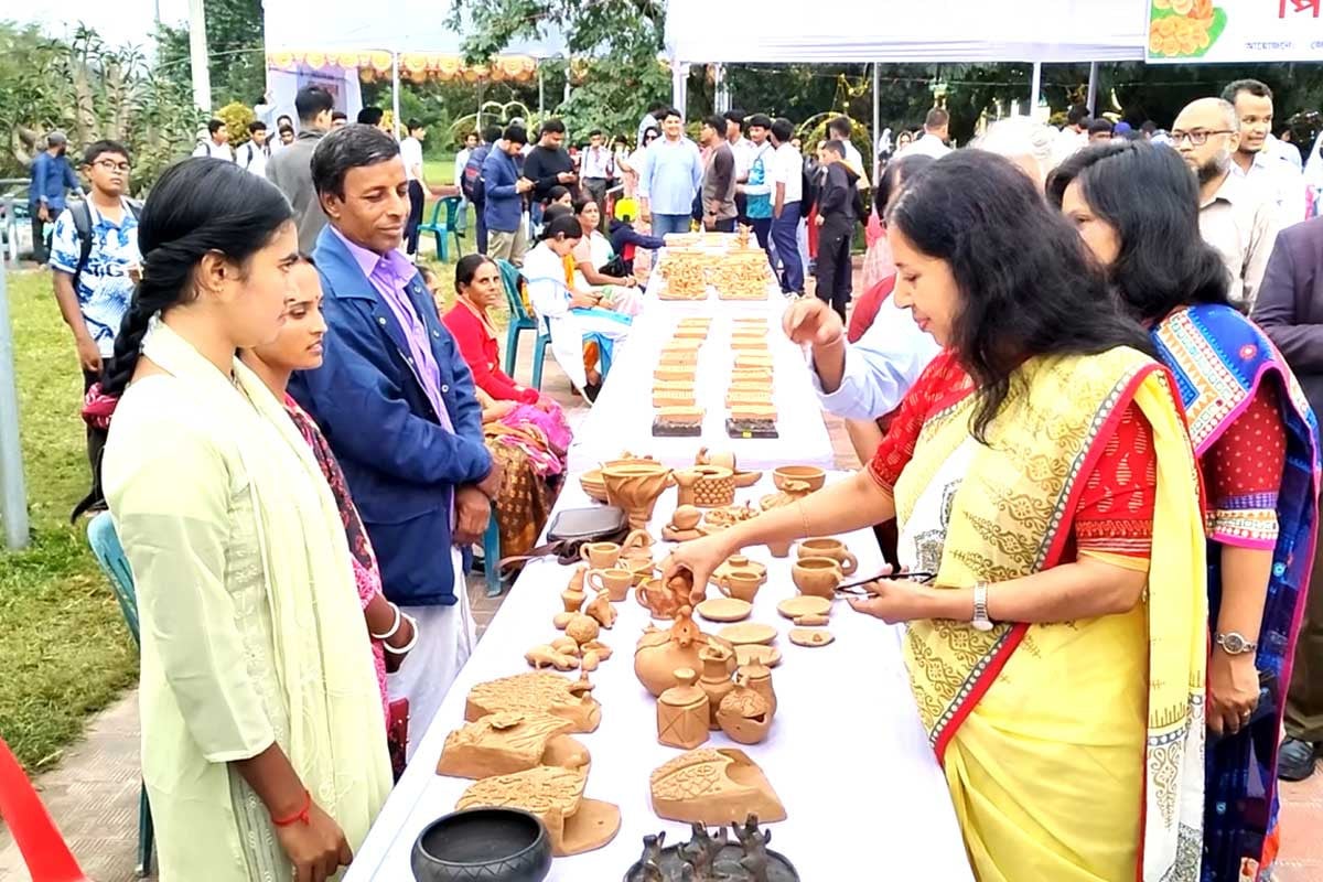 ঠাকুরগাঁওয়ে মৃৎশিল্প প্রদর্শনী ও পিঠা উৎসব অনুষ্ঠিত