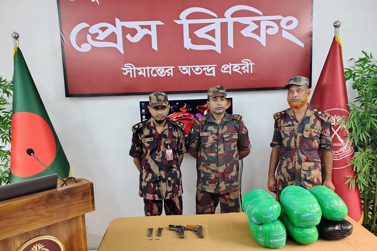 কুমিল্লায় গাঁজার প্যাকেটে মিলল ২ ভারতীয় পিস্তল