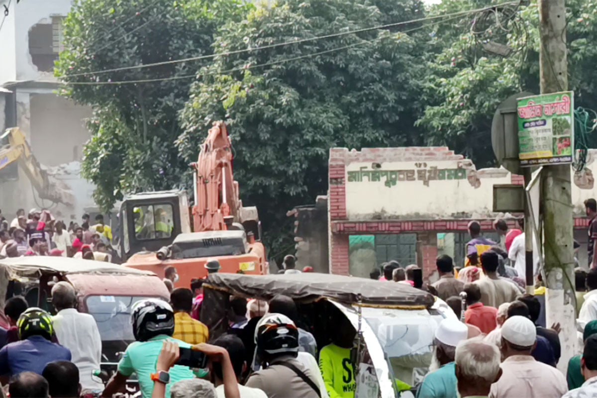 দিনাজপুরে দ্বিতীয় দিনেও সড়ক বিভাগের উচ্ছেদ অভিযান