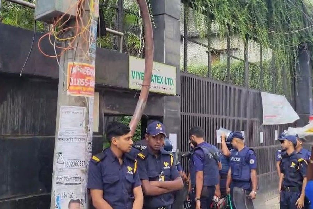 কারখানা বন্ধের প্রতিবাদে টঙ্গীতে শ্রমিক-পুলিশে ধাওয়া-পাল্টা ধাওয়া