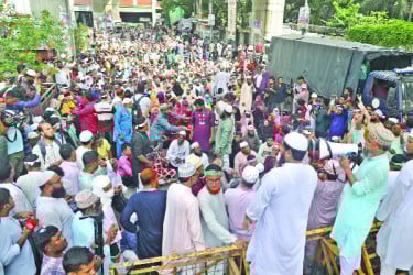 ইবতেদায়ি শিক্ষকদের রাস্তায় অবস্থানে যানজট-ভোগান্তি