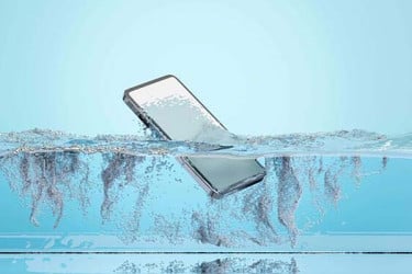 ফোনের চার্জিং পোর্টে পানি! রইল কার্যকর সমাধান