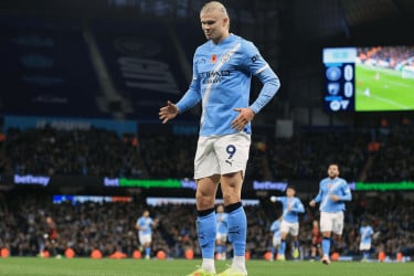 জোড়া গোলের কীর্তি হলান্ডের, দুইয়ে ম্যানসিটি