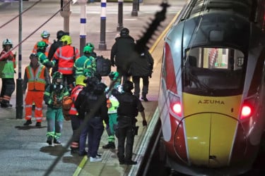 লন্ডনে ট্রেনে ছুরিকাঘাতের ঘটনায় একজন সন্দেহভাজন, রেলকর্মীর অবস্থা আশঙ্কাজনক