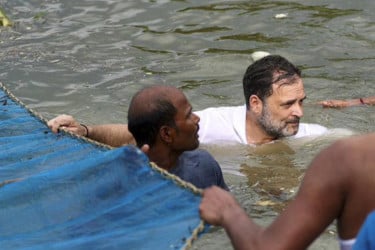 জেলেদের সঙ্গে মাছ ধরছেন রাহুল গান্ধী, ভিডিও ভাইরাল