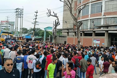 শ্রমিক নিহতের জেরে ঢাকা-চট্টগ্রাম মহাসড়ক অবরোধ, তীব্র যানজট