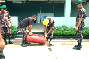 সিএনজির বোতলে মদ পাচার, জব্দ করলো বিজিবি