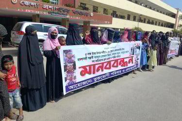 নোয়াখালীতে রাস্তার কাজে বাধা ও হামলার প্রতিবাদে মানববন্ধন