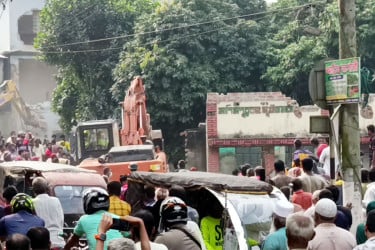 দিনাজপুরে দ্বিতীয় দিনেও সড়ক বিভাগের উচ্ছেদ অভিযান