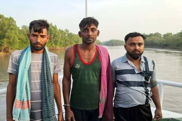 সুন্দরবনে হরিণ শিকারিদের হামলায় বন কর্মকর্তা আহত, গ্রেপ্তার ৩