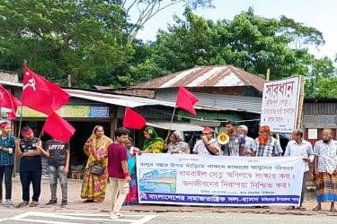 বালুর বস্তার ওপর দাঁড়িয়ে ঝুঁকিপূর্ণ ব্রিজ, দ্রুত সংস্কার চান স্থানীয়রা