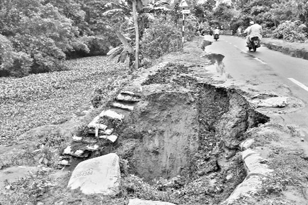 সড়কে গর্ত খানাখন্দ