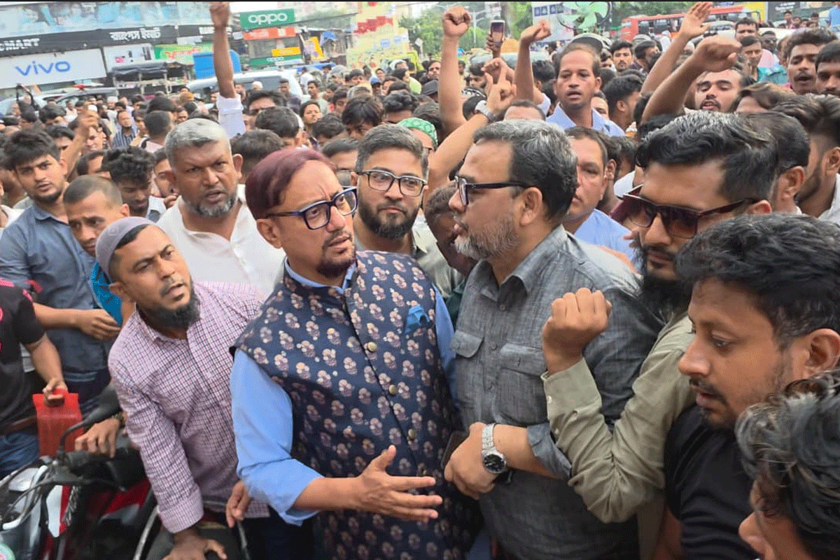 নিউ মার্কেট মোড়ে বিকেল ৪টার আগে হকার বসা বন্ধ: চাসিক মেয়র