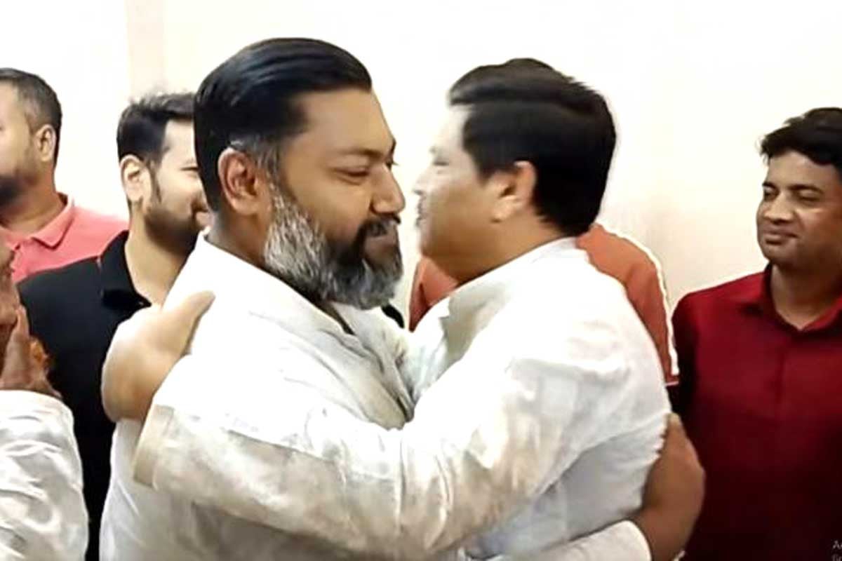 শওকত-রনির কোলাকুলি, ধানের শীষকে বিজয়ী করার আহ্বান