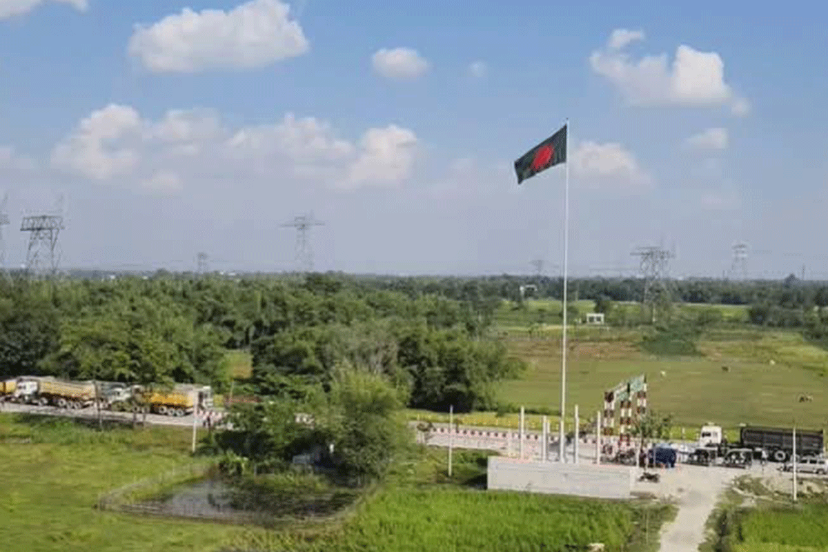 দেশের সবচেয়ে উঁচুতে জাতীয় পতাকা উড়ছে বাংলাবান্ধায়