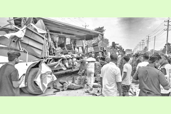 দুই বাসের সংঘর্ষে তিনজন নিহত