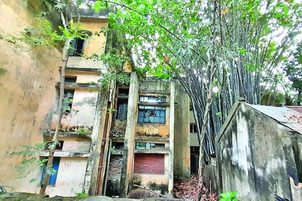 এ কেমন স্কুল ভবন!