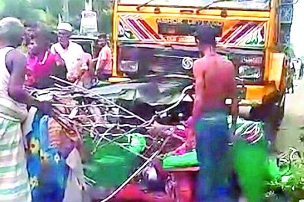 নোয়াখালীতে ট্রাকচাপায় ছয় অটোযাত্রী নিহত