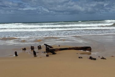 সমুদ্র তীরে শতাব্দী পুরনো জাহাজের ধ্বংসাবশেষের খোঁজ