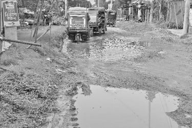 কাজ ফেলে উধাও ঠিকাদার