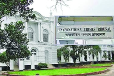 মসজিদ থেকে রক্তাক্ত স্বামীকে বাসায় নিয়ে আসেন স্থানীয়রা